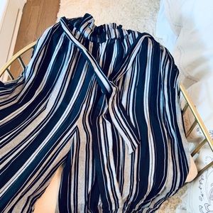 AMERICAN EAGLE BLACK AND GRAY STRIPE PANT